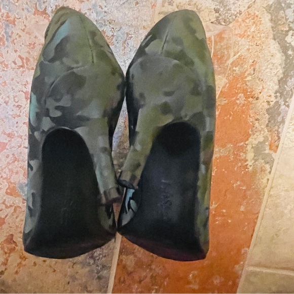 đź‘ NWOB! Fabulously Frisky LifeStride Green Silk Camo Design, Pointed Toe Pumps! - Picture 11 of 16